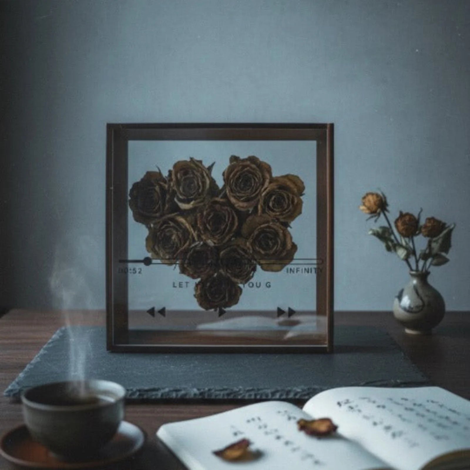 「終わりという名の芸術」ドライフラワーを閉じ込めたガラスフレーム。正方形のフラワーボックスアート。