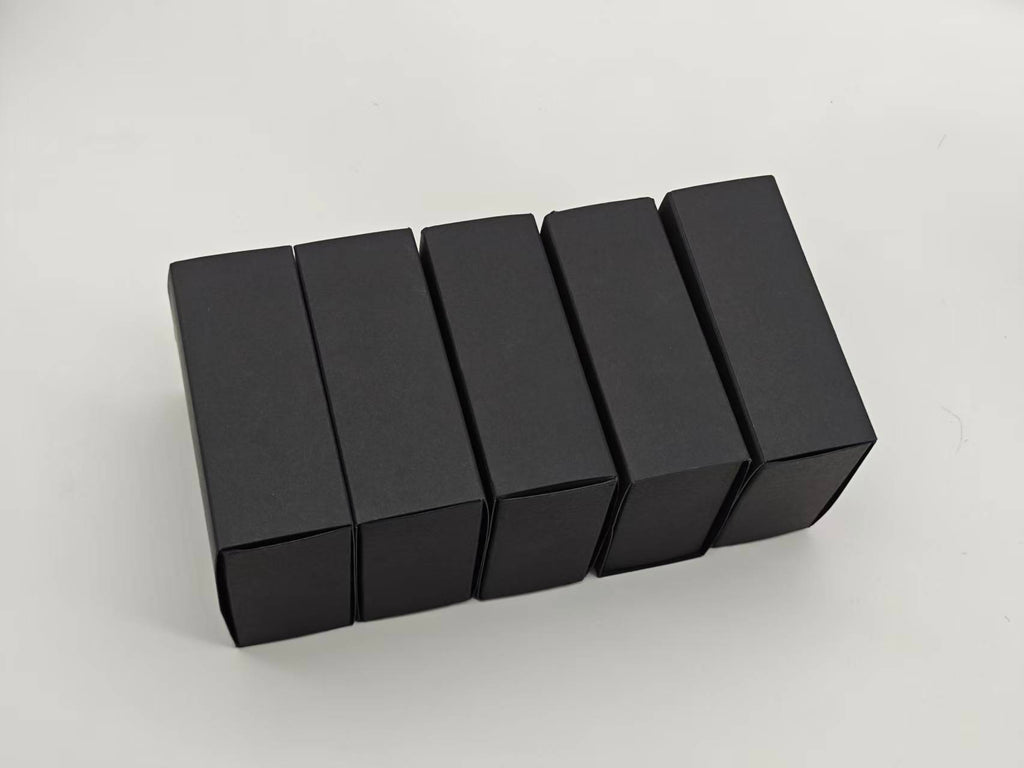 Second Bloomの5箱セット。黒い小箱5箱を閉じた状態で並べた実物写真。
