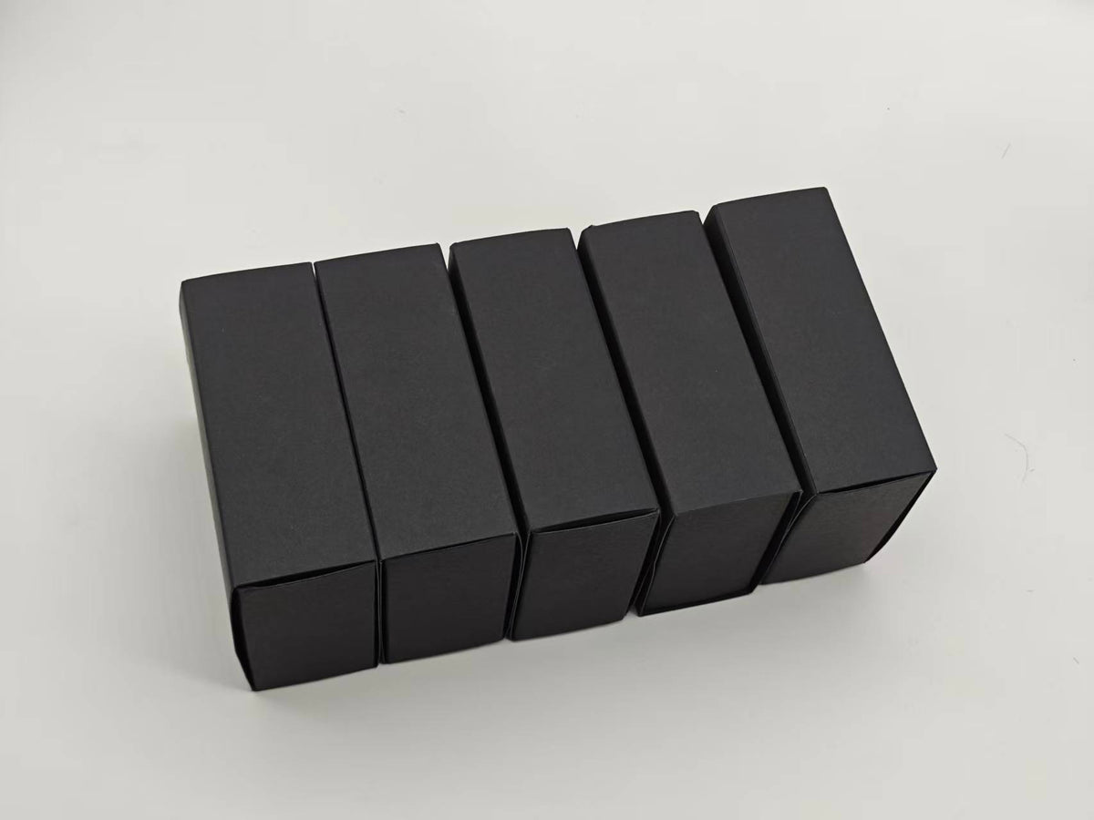 Second Bloomの5箱セット。黒い小箱5箱を閉じた状態で並べた実物写真。