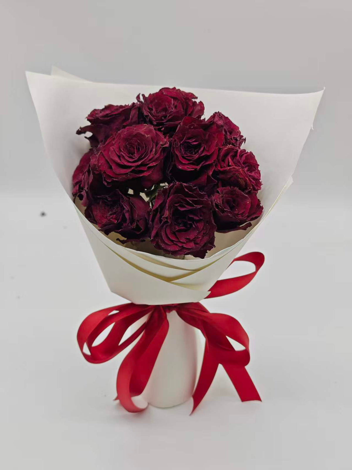Velvet Rougeの制作例。花びらの開き方や花の向きが見える赤いバラのドライフラワーブーケ