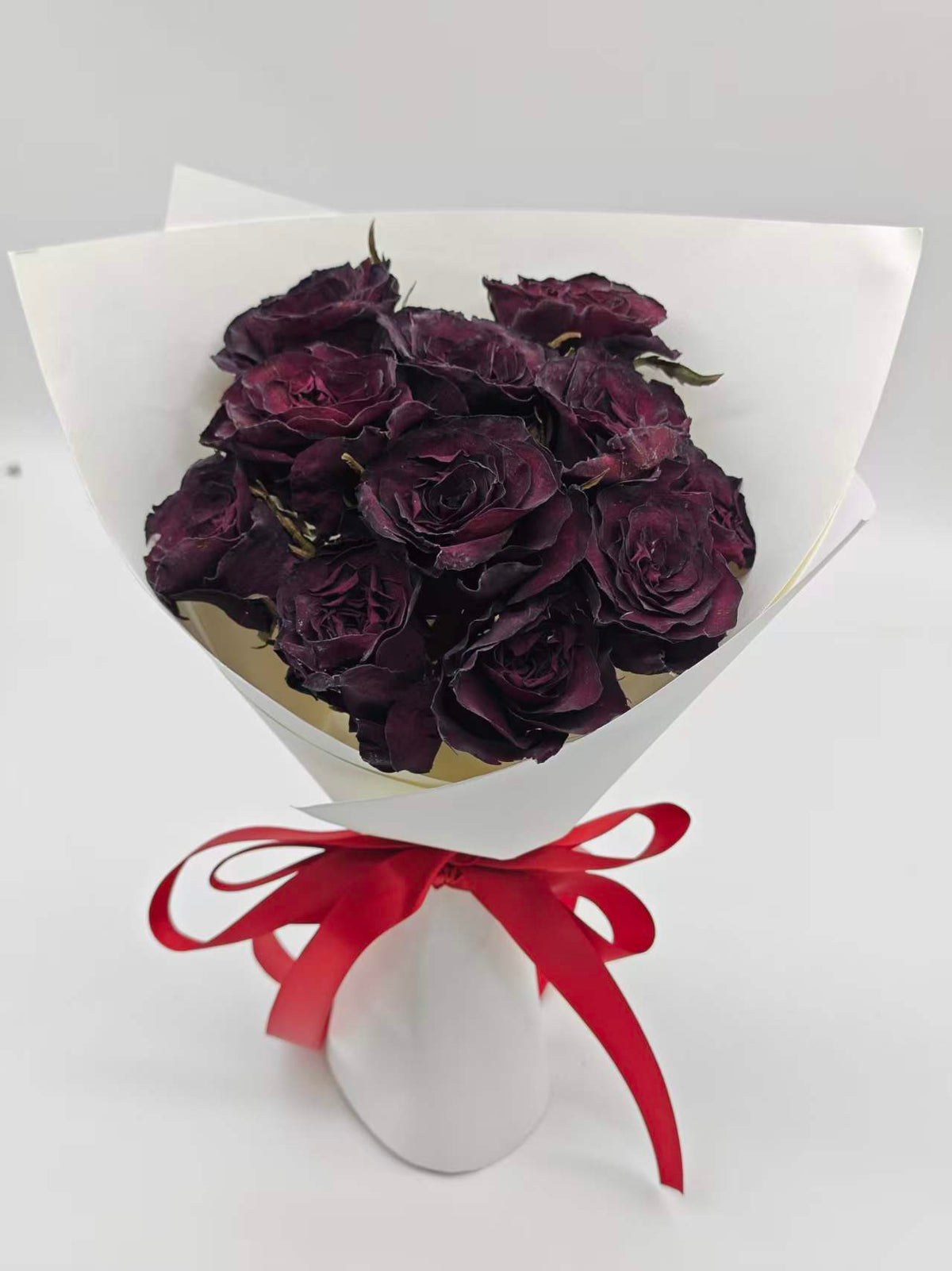 Velvet Rougeの制作例。自然乾燥による花びらの縮みや波打ち、花の向きの違いが見える赤いバラの花束