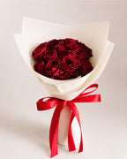 無着色の深紅のバラを束ねたVelvet Rougeのドライフラワーブーケを別角度から写した商品写真